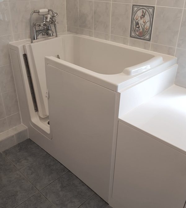 Sapphire 1 walk-in bath with white easy access door